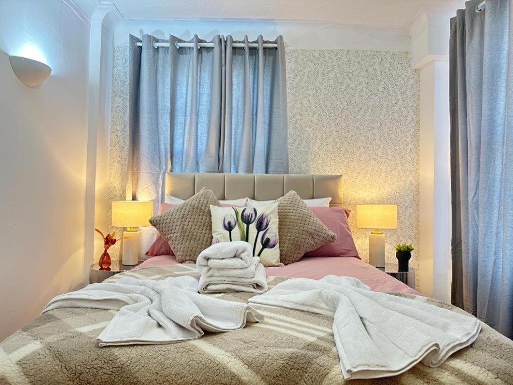 Three Bedroom Near Hyde Park * Londra