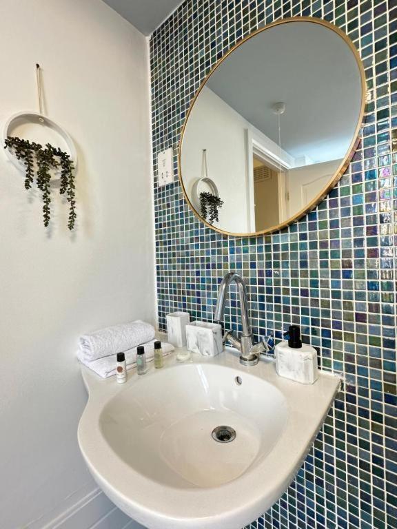 Three Bedroom Near Hyde Park Apartament *