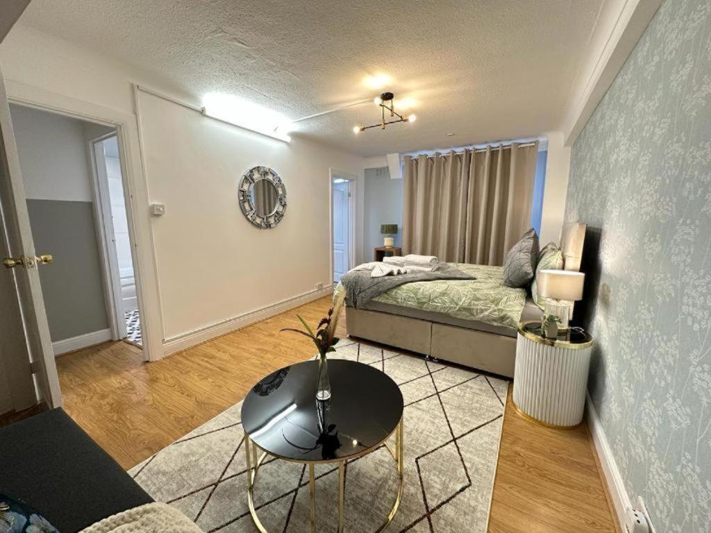 Apartament Three Bedroom Near Hyde Park *