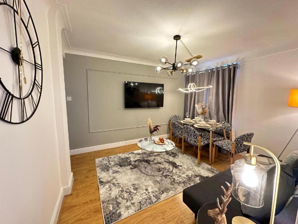 Three Bedroom Near Hyde Park Apartament