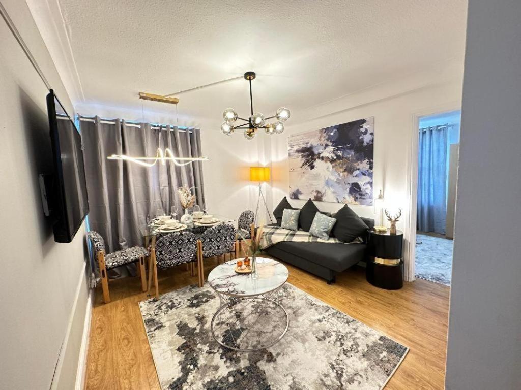 Three Bedroom Near Hyde Park Apartament *