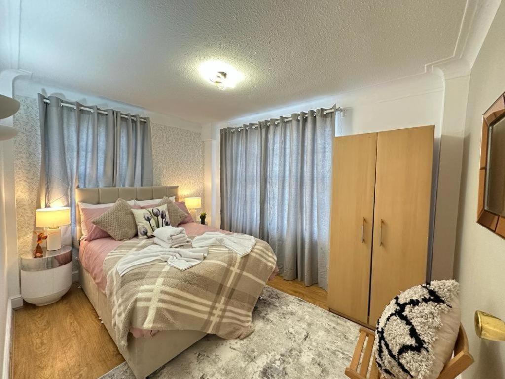 Three Bedroom Near Hyde Park * Londra