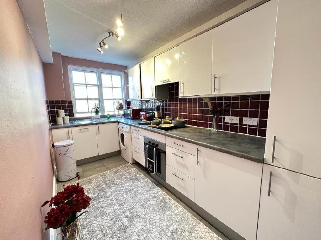 Three Bedroom Near Hyde Park Apartament Londra