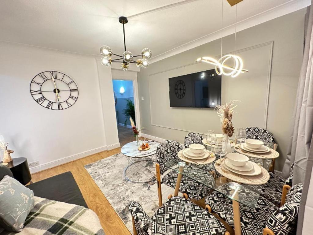 Three Bedroom Near Hyde Park Apartament *
